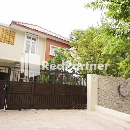Отель Fazza Syariah Mitra Reddoorz Джакарта Экстерьер фото