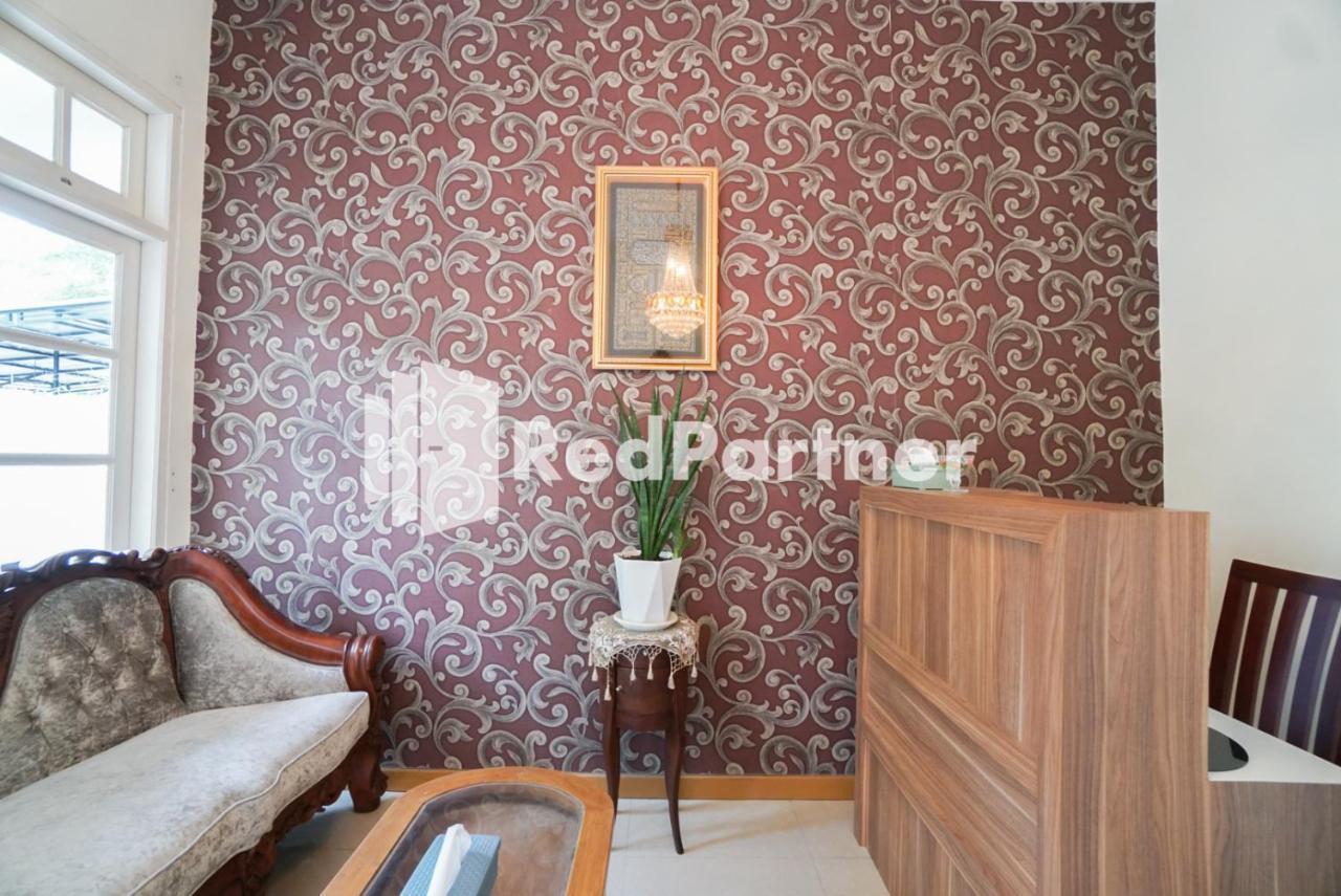Отель Fazza Syariah Mitra Reddoorz Джакарта Экстерьер фото