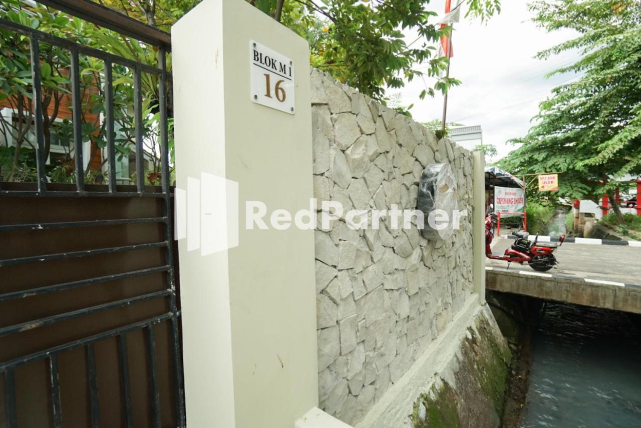 Отель Fazza Syariah Mitra Reddoorz Джакарта Экстерьер фото
