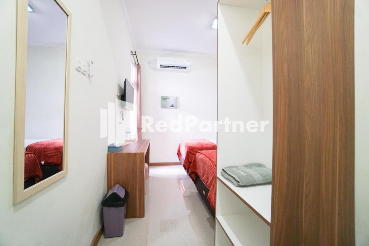 Отель Fazza Syariah Mitra Reddoorz Джакарта Экстерьер фото