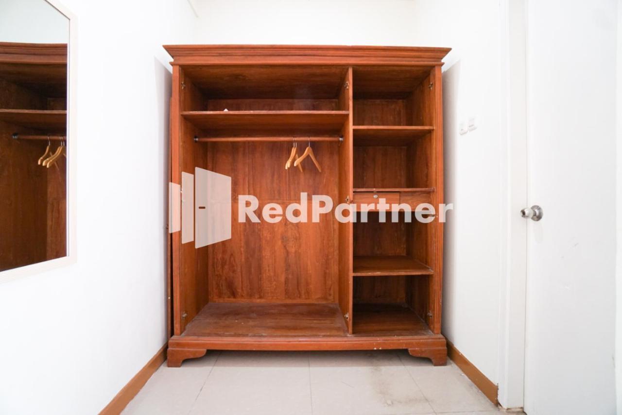 Отель Fazza Syariah Mitra Reddoorz Джакарта Экстерьер фото