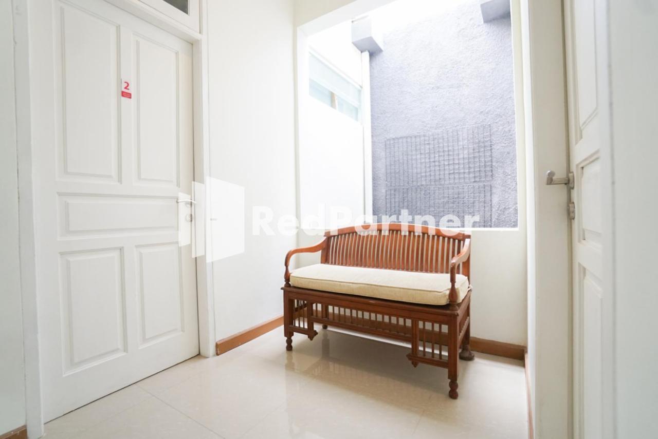 Отель Fazza Syariah Mitra Reddoorz Джакарта Экстерьер фото