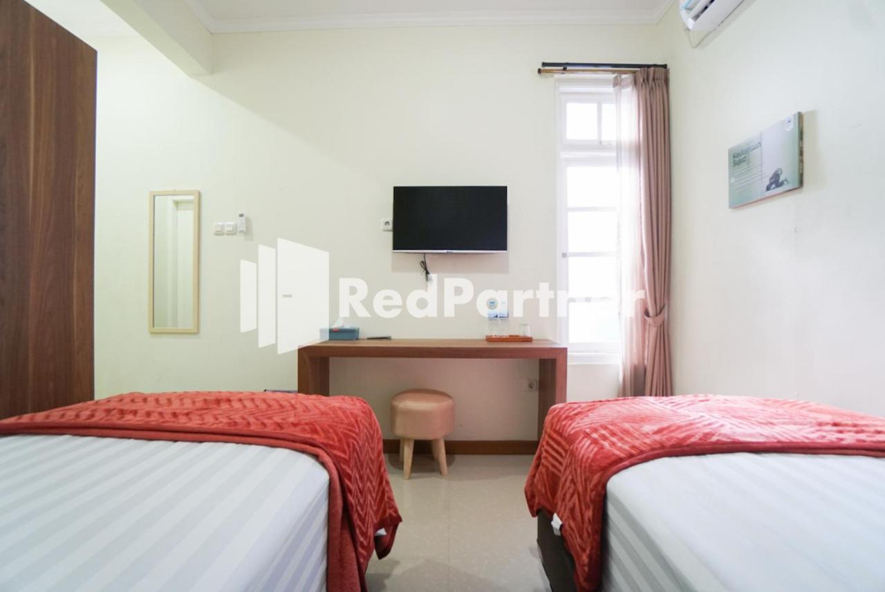 Отель Fazza Syariah Mitra Reddoorz Джакарта Экстерьер фото