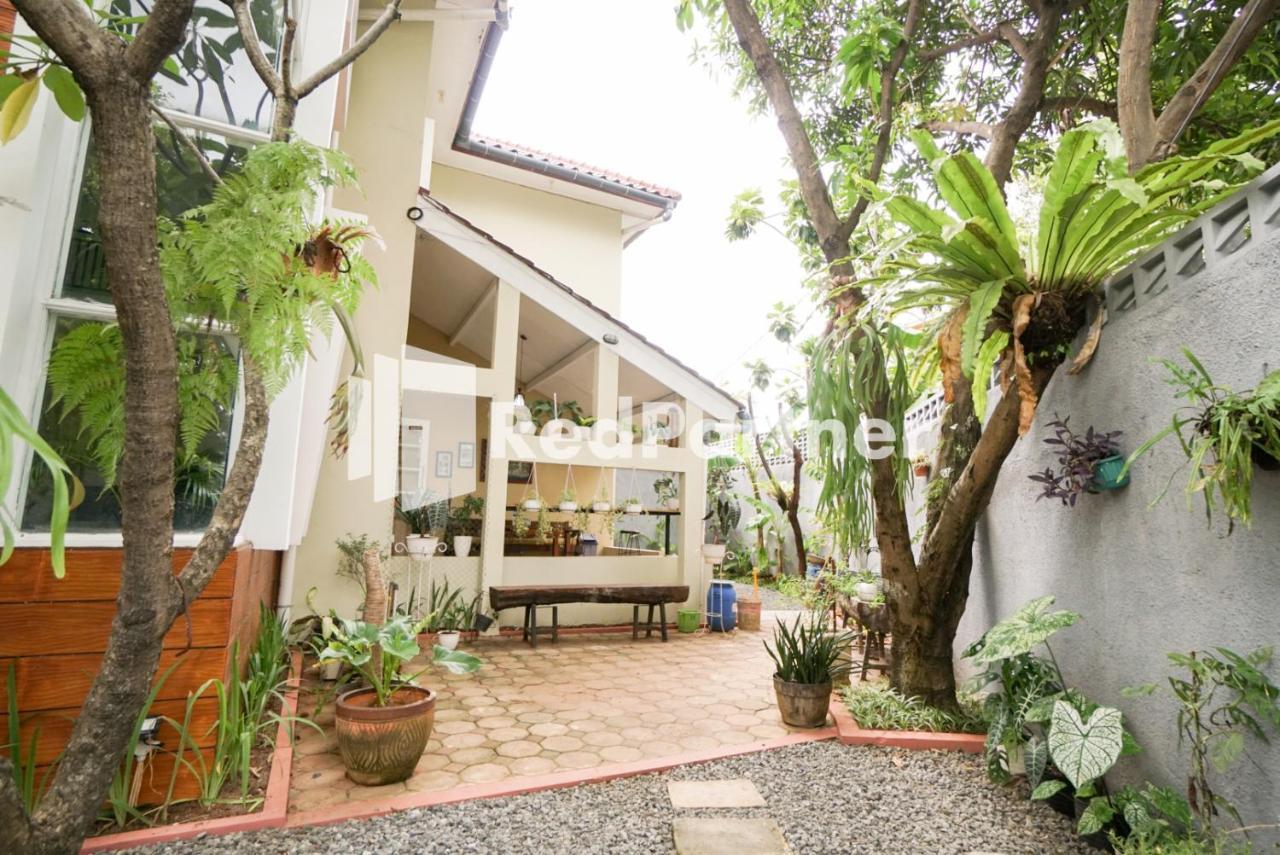 Отель Fazza Syariah Mitra Reddoorz Джакарта Экстерьер фото