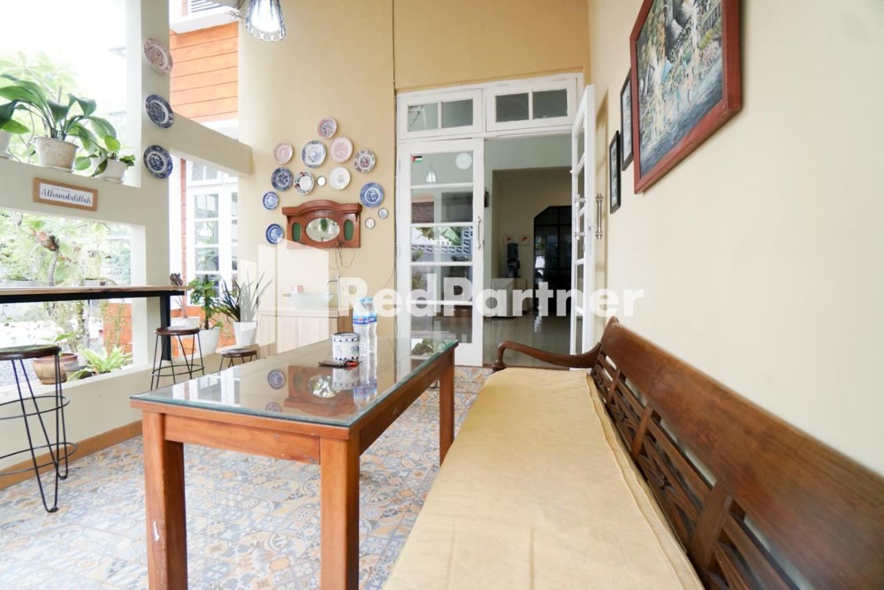 Отель Fazza Syariah Mitra Reddoorz Джакарта Экстерьер фото