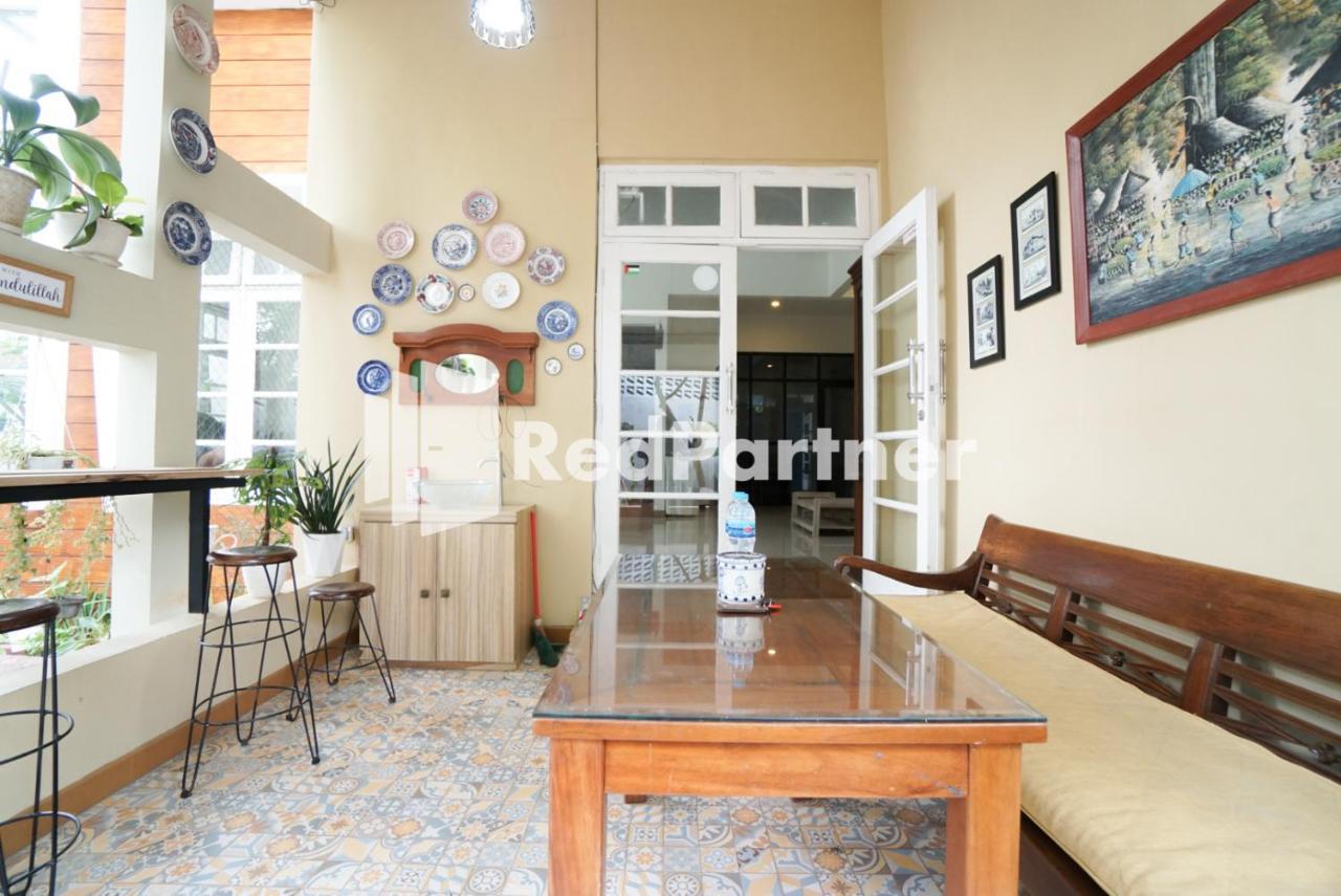 Отель Fazza Syariah Mitra Reddoorz Джакарта Экстерьер фото